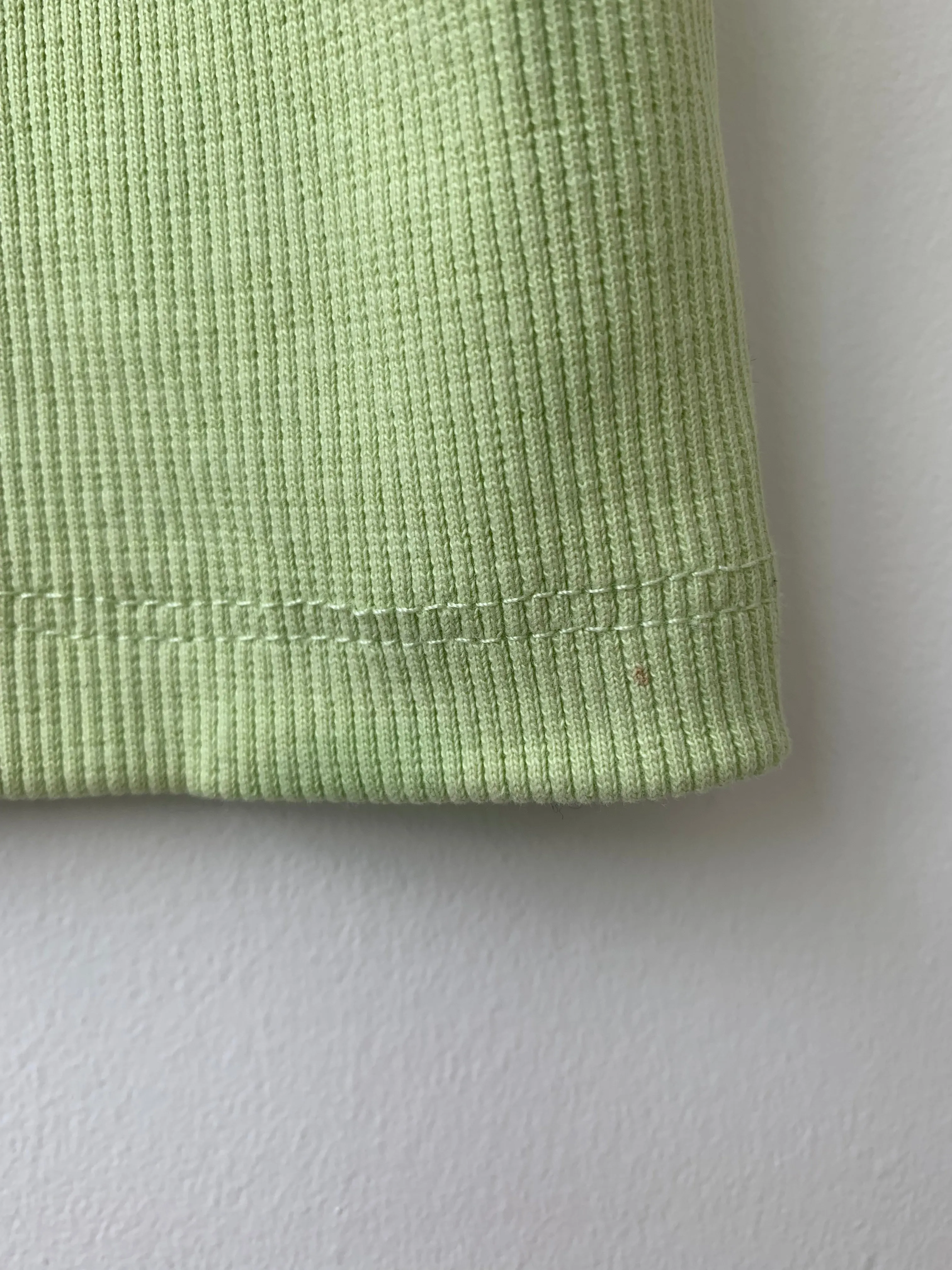 Honeydew BROOK t-shirt-L with stain at the front and seam defect