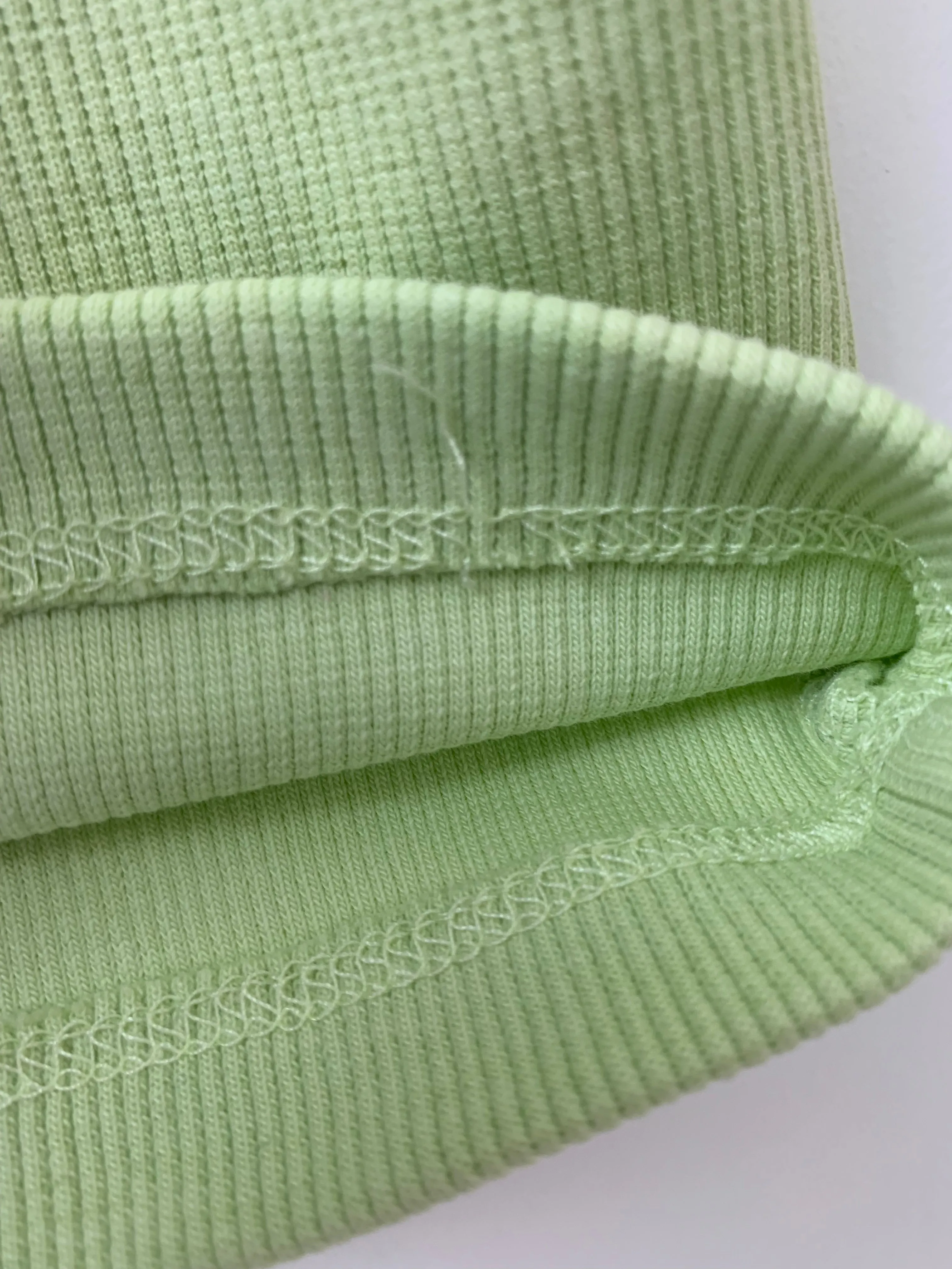 Honeydew BROOK t-shirt-L with stain at the front and seam defect