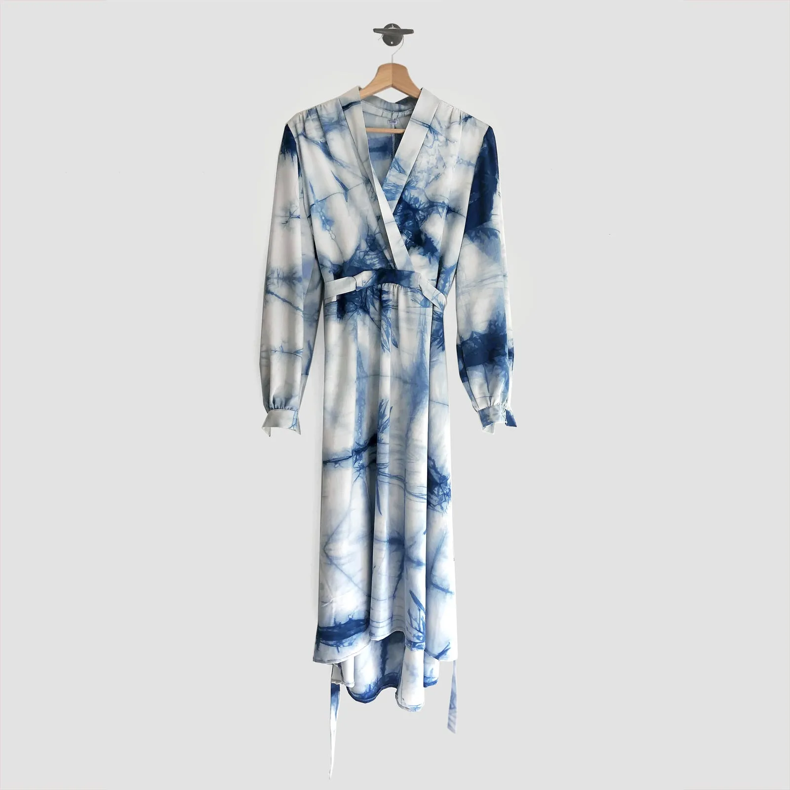 Vneck evening dress with ties in itajime